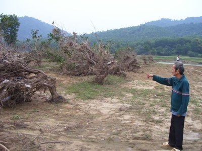 Hà bá “nuốt” làng sau lũ  - 13